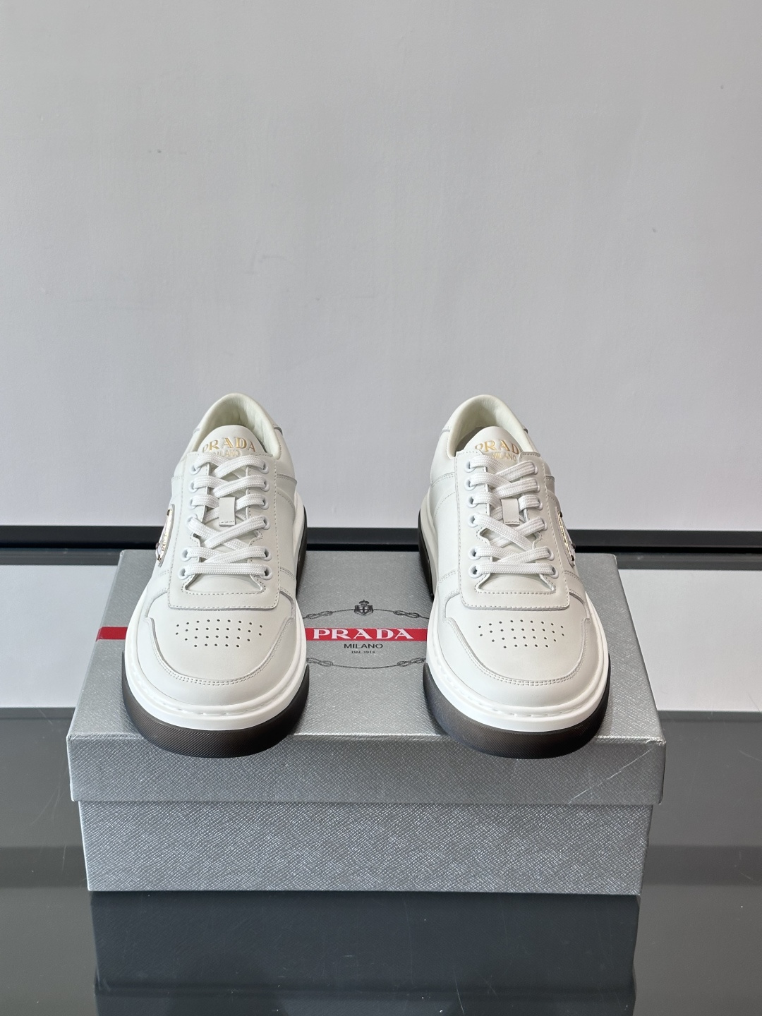 Prada这款真皮休闲鞋，选用优质皮革，质感细腻又耐用。厚底设计不仅增高，还很舒适，适合长时间穿着。鞋面