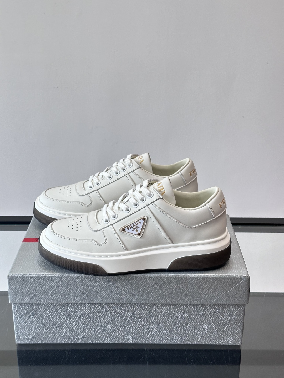 Prada这款真皮休闲鞋，选用优质皮革，质感细腻又耐用。厚底设计不仅增高，还很舒适，适合长时间穿着。鞋面