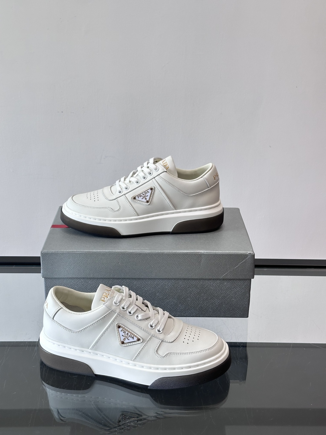 Prada这款真皮休闲鞋，选用优质皮革，质感细腻又耐用。厚底设计不仅增高，还很舒适，适合长时间穿着。鞋面