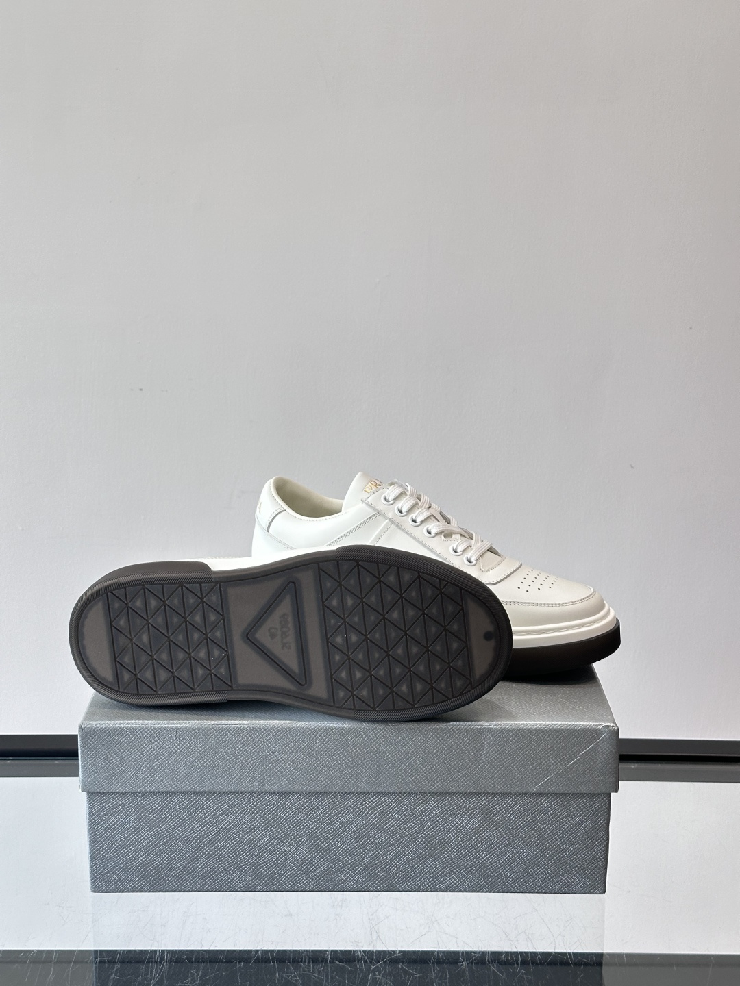 Prada这款真皮休闲鞋，选用优质皮革，质感细腻又耐用。厚底设计不仅增高，还很舒适，适合长时间穿着。鞋面