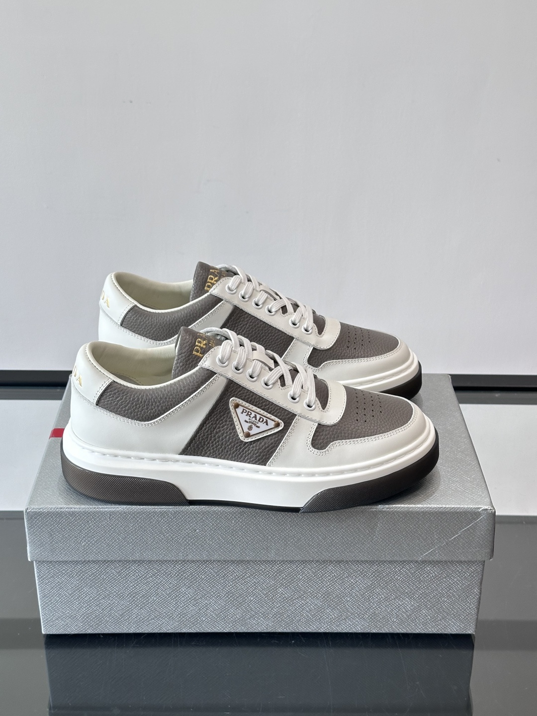 Prada这款真皮休闲鞋，选用优质皮革，质感细腻又耐用。厚底设计不仅增高，还很舒适，适合长时间穿着。鞋面