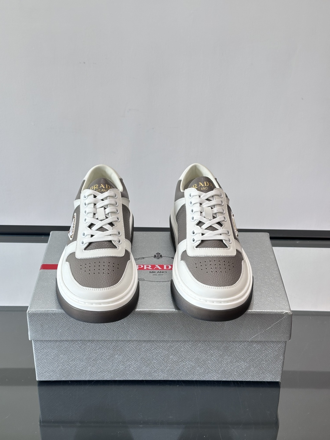 Prada这款真皮休闲鞋，选用优质皮革，质感细腻又耐用。厚底设计不仅增高，还很舒适，适合长时间穿着。鞋面