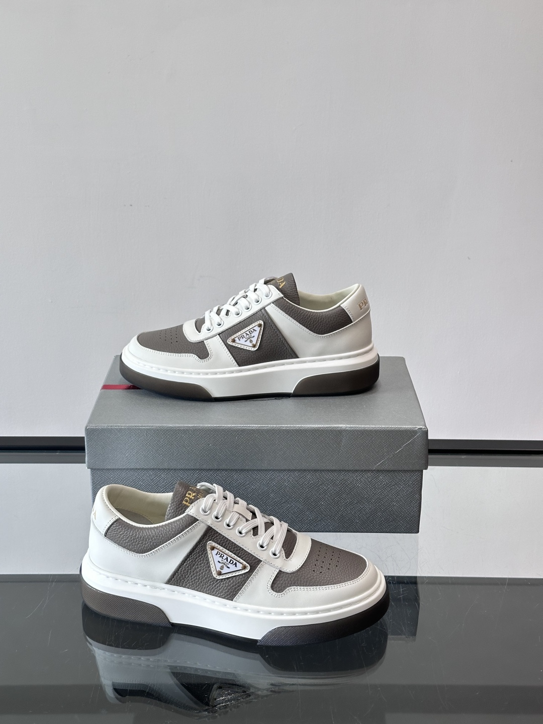 Prada这款真皮休闲鞋，选用优质皮革，质感细腻又耐用。厚底设计不仅增高，还很舒适，适合长时间穿着。鞋面