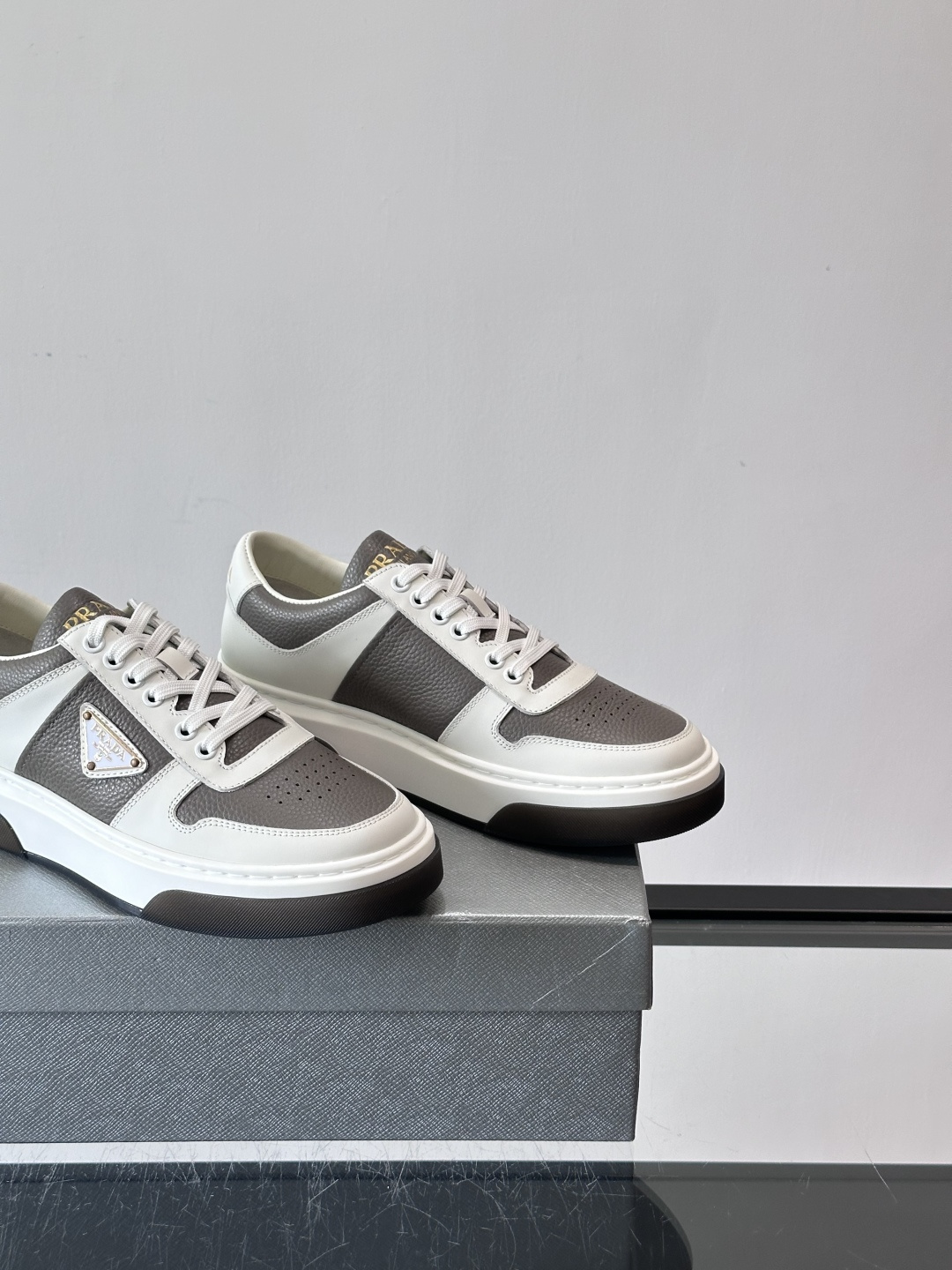 Prada这款真皮休闲鞋，选用优质皮革，质感细腻又耐用。厚底设计不仅增高，还很舒适，适合长时间穿着。鞋面