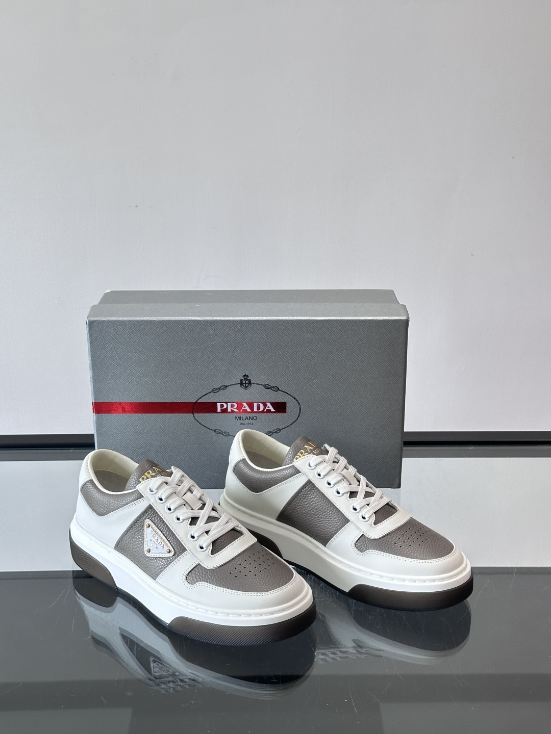 Prada这款真皮休闲鞋，选用优质皮革，质感细腻又耐用。厚底设计不仅增高，还很舒适，适合长时间穿着。鞋面