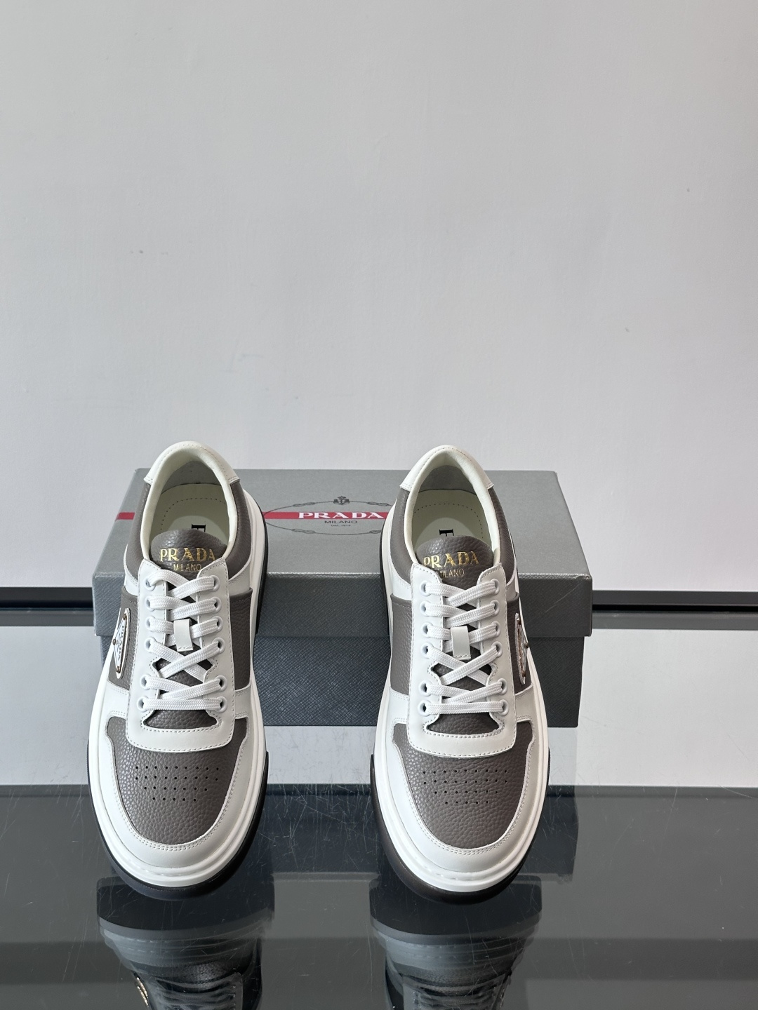 Prada这款真皮休闲鞋，选用优质皮革，质感细腻又耐用。厚底设计不仅增高，还很舒适，适合长时间穿着。鞋面