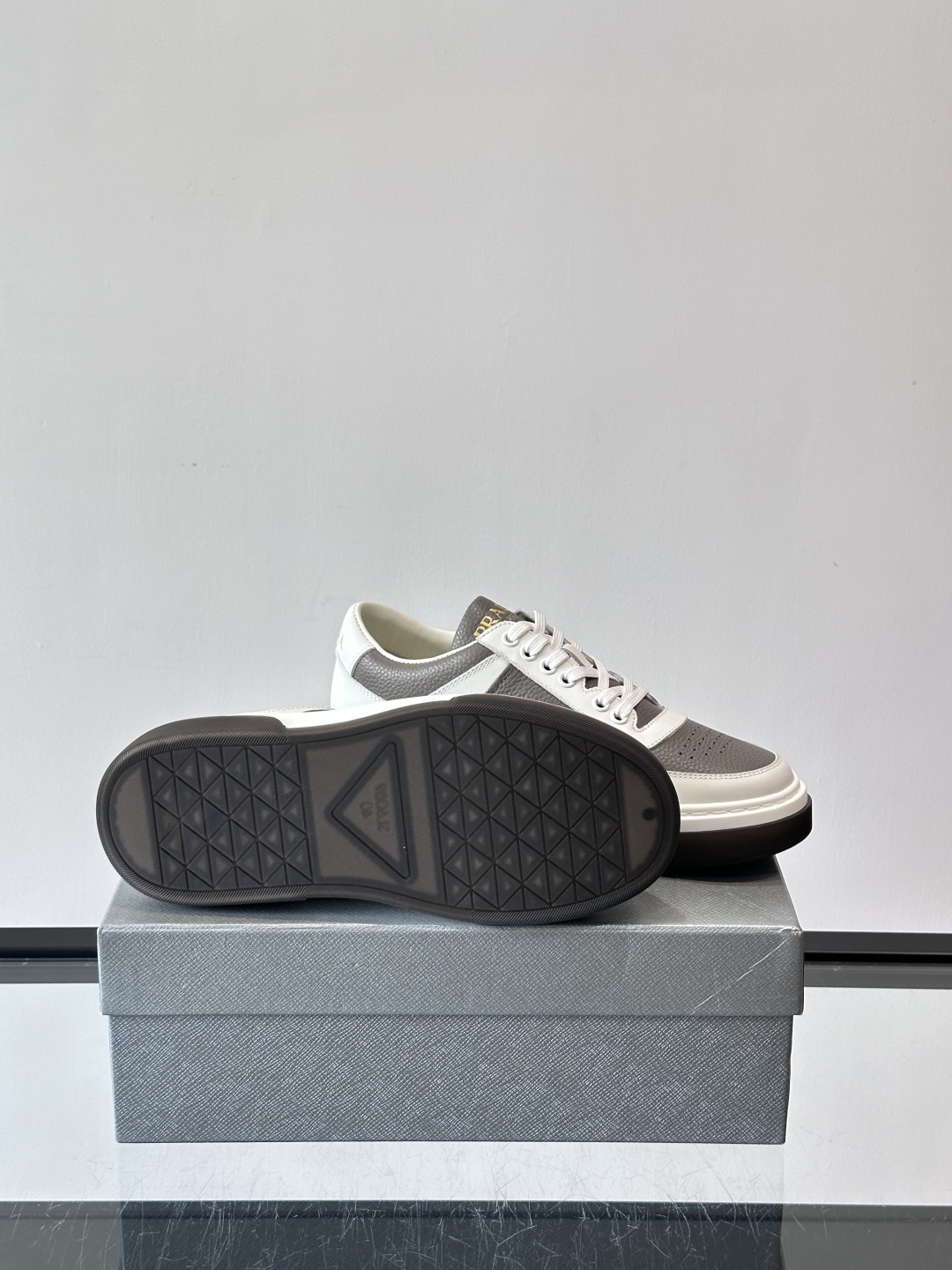 Prada这款真皮休闲鞋，选用优质皮革，质感细腻又耐用。厚底设计不仅增高，还很舒适，适合长时间穿着。鞋面