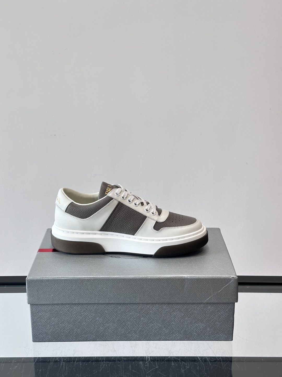 Prada这款真皮休闲鞋，选用优质皮革，质感细腻又耐用。厚底设计不仅增高，还很舒适，适合长时间穿着。鞋面