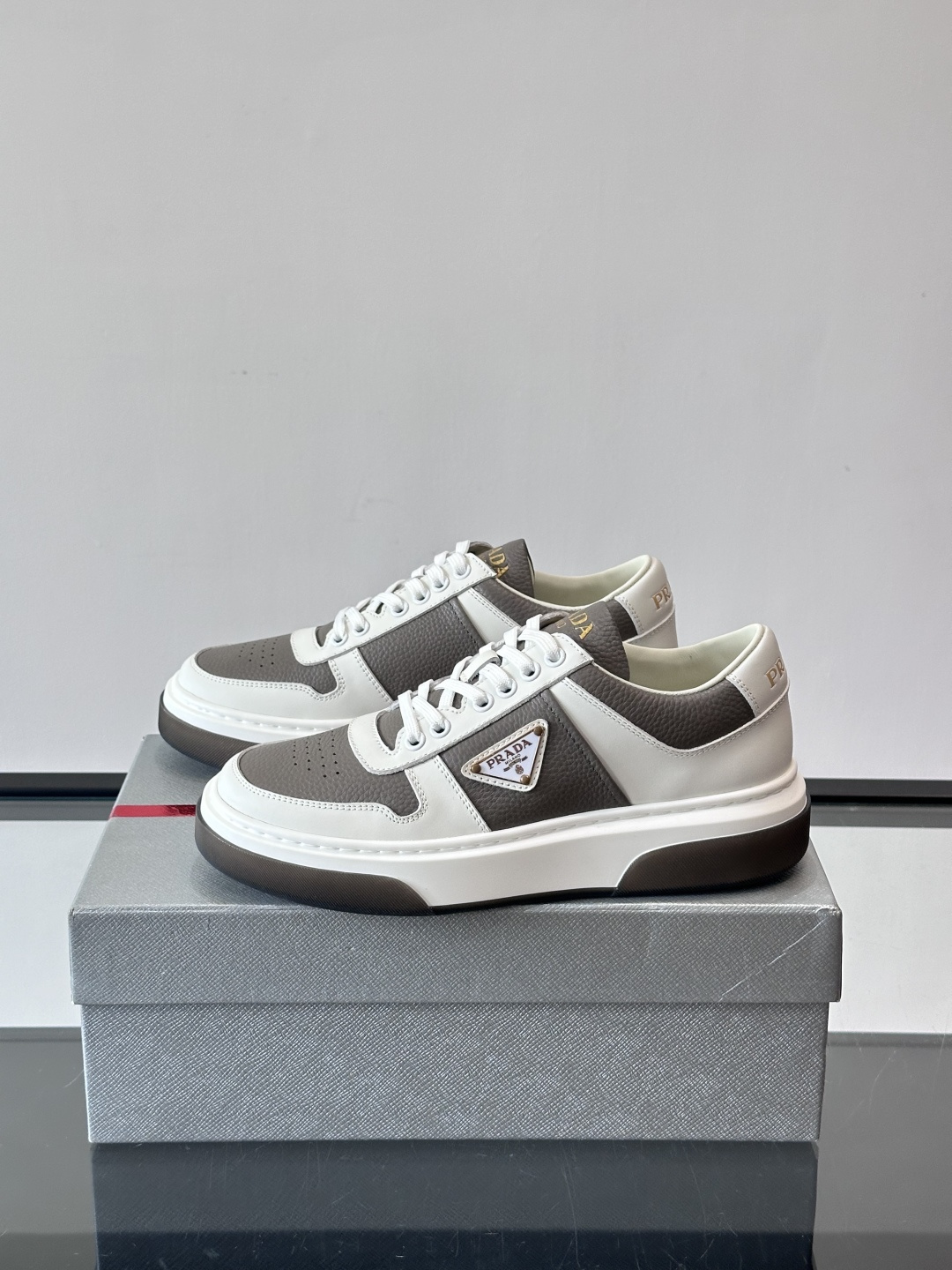 Prada这款真皮休闲鞋，选用优质皮革，质感细腻又耐用。厚底设计不仅增高，还很舒适，适合长时间穿着。鞋面