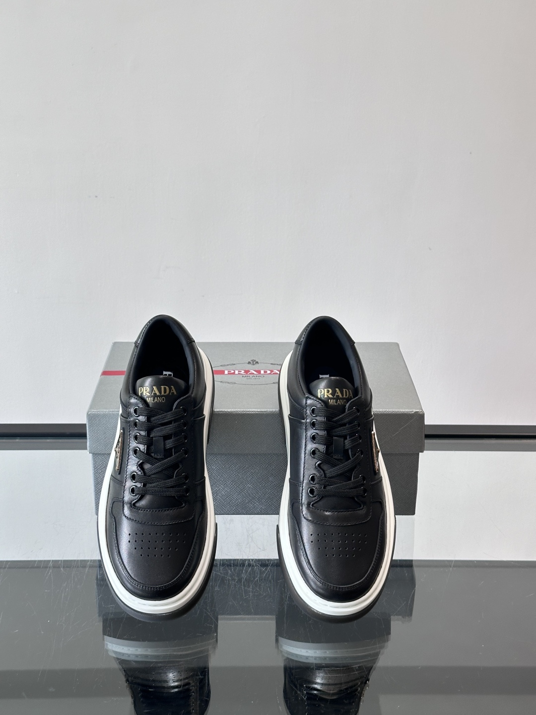 Prada这款真皮休闲鞋，选用优质皮革，质感细腻又耐用。厚底设计不仅增高，还很舒适，适合长时间穿着。鞋面