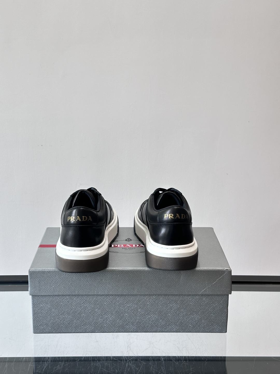 Prada这款真皮休闲鞋，选用优质皮革，质感细腻又耐用。厚底设计不仅增高，还很舒适，适合长时间穿着。鞋面