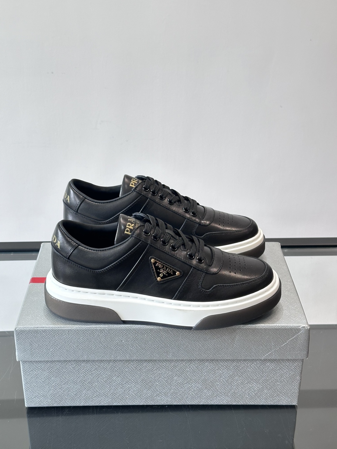 Prada这款真皮休闲鞋，选用优质皮革，质感细腻又耐用。厚底设计不仅增高，还很舒适，适合长时间穿着。鞋面