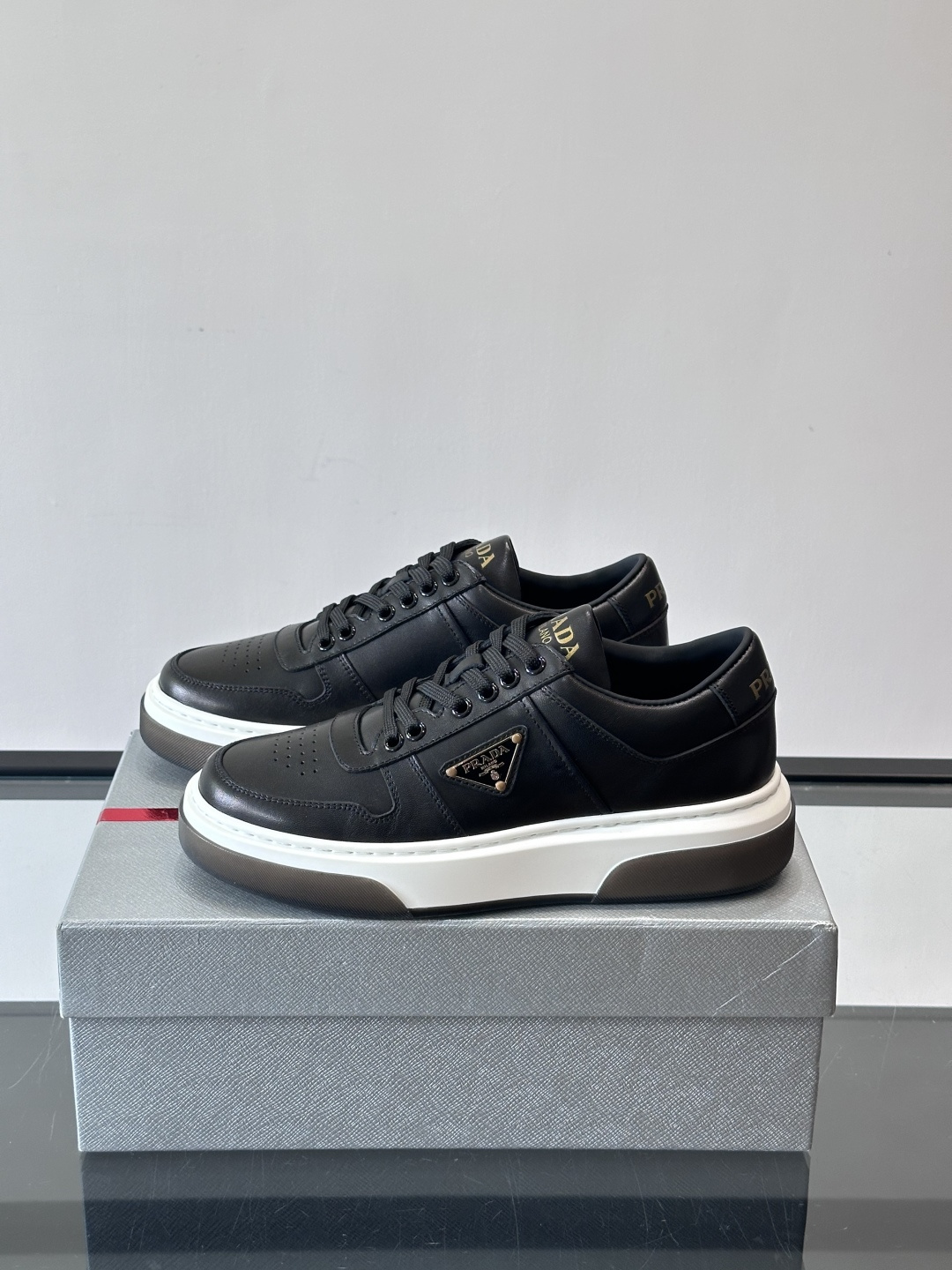 Prada这款真皮休闲鞋，选用优质皮革，质感细腻又耐用。厚底设计不仅增高，还很舒适，适合长时间穿着。鞋面