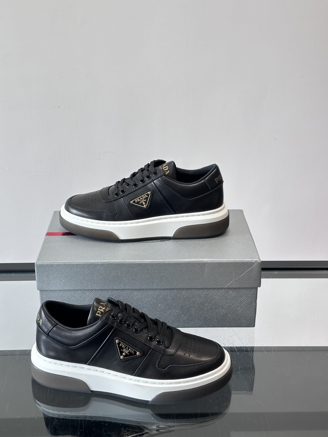 Prada这款真皮休闲鞋，选用优质皮革，质感细腻又耐用。厚底设计不仅增高，还很舒适，适合长时间穿着。鞋面