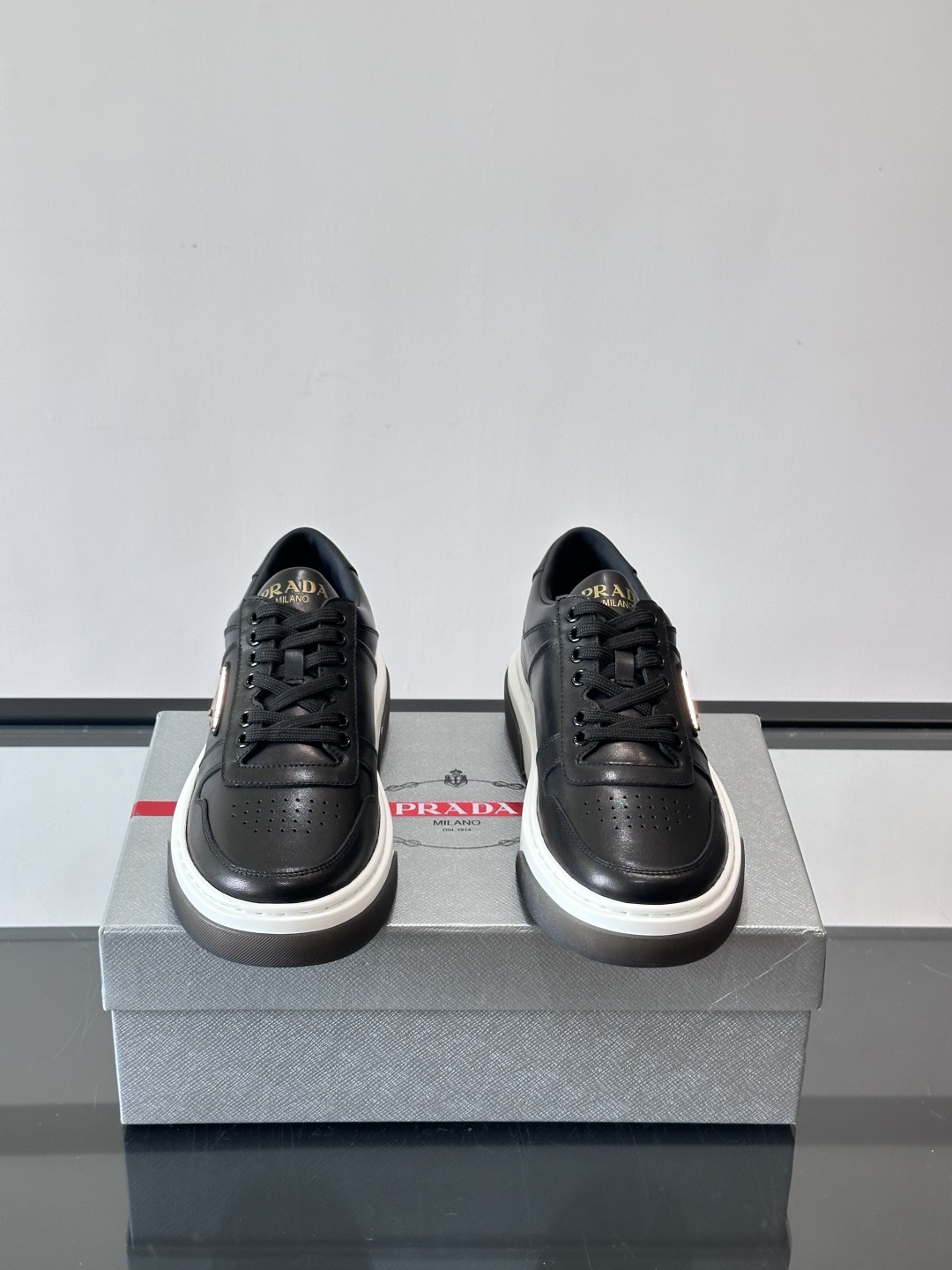 Prada这款真皮休闲鞋，选用优质皮革，质感细腻又耐用。厚底设计不仅增高，还很舒适，适合长时间穿着。鞋面