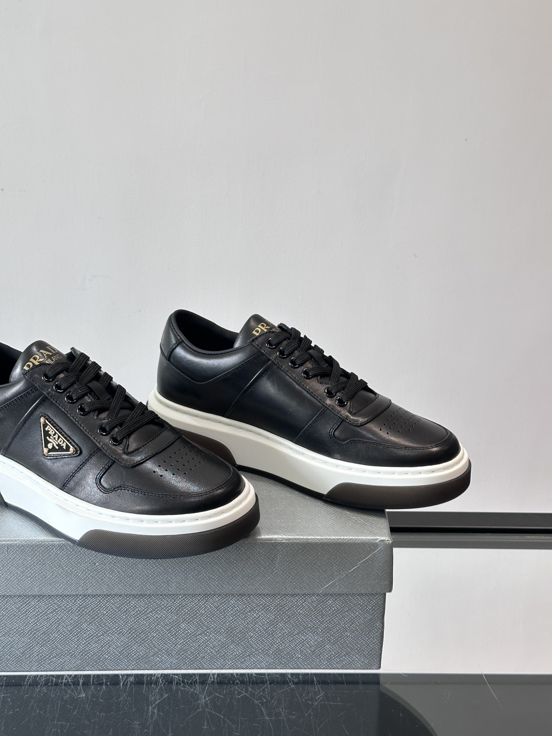 Prada这款真皮休闲鞋，选用优质皮革，质感细腻又耐用。厚底设计不仅增高，还很舒适，适合长时间穿着。鞋面