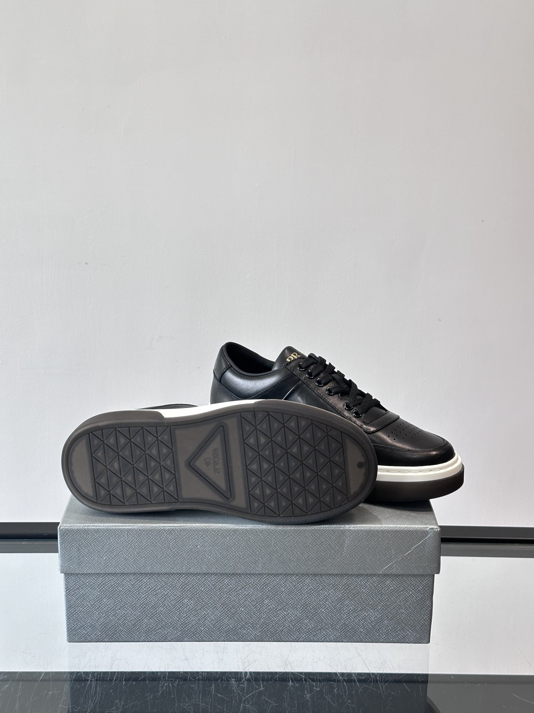 Prada这款真皮休闲鞋，选用优质皮革，质感细腻又耐用。厚底设计不仅增高，还很舒适，适合长时间穿着。鞋面