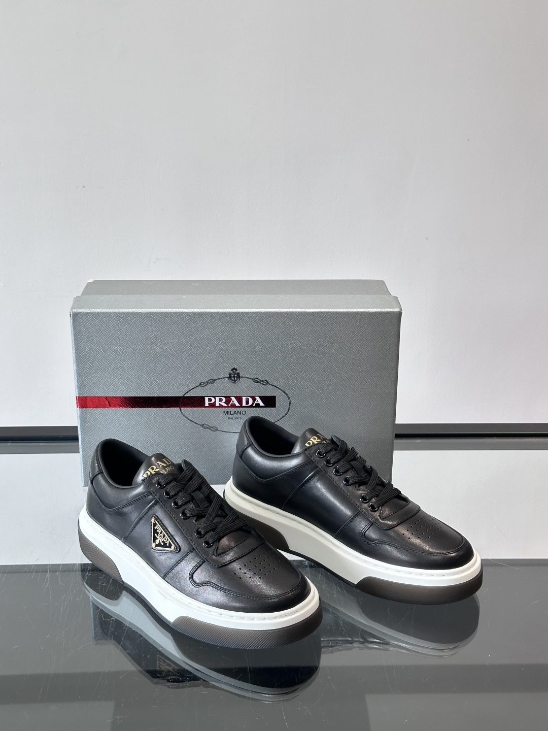 Prada这款真皮休闲鞋，选用优质皮革，质感细腻又耐用。厚底设计不仅增高，还很舒适，适合长时间穿着。鞋面