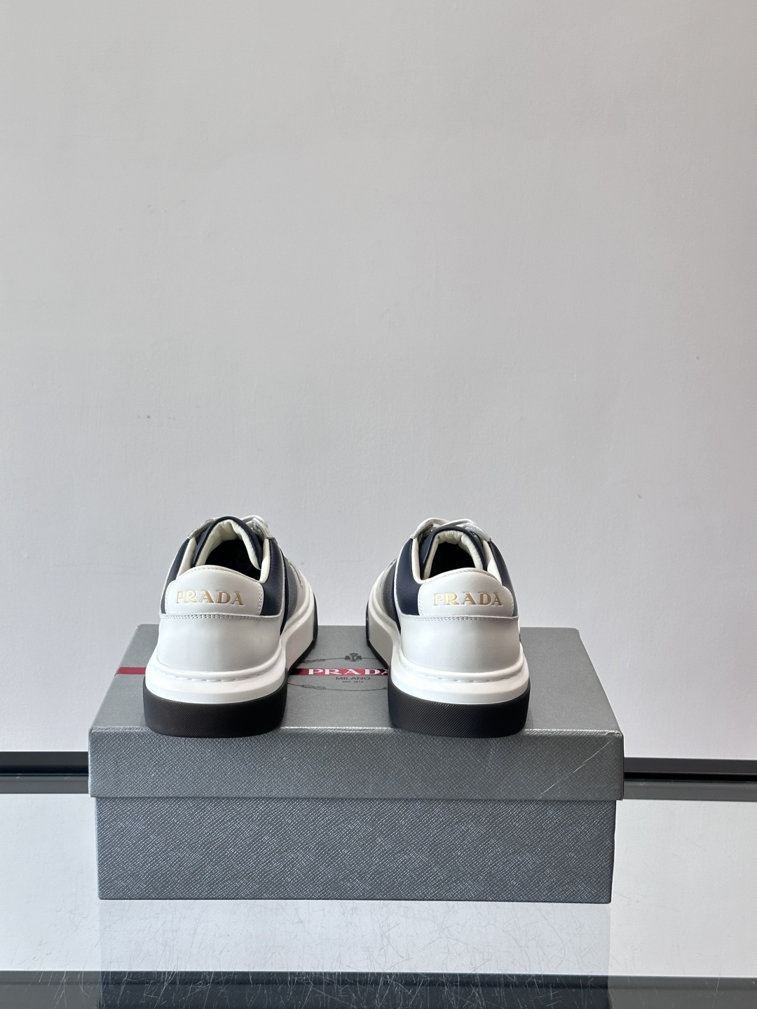 Prada这款真皮休闲鞋，选用优质皮革，质感细腻又耐用。厚底设计不仅增高，还很舒适，适合长时间穿着。鞋面