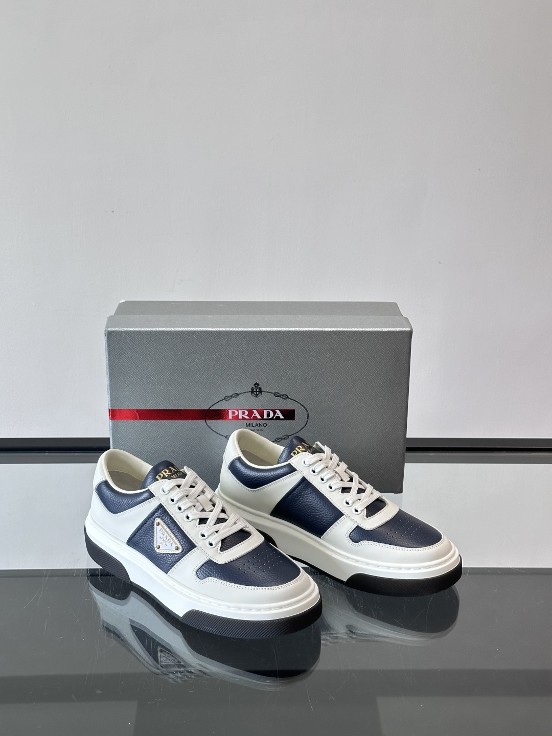 Prada这款真皮休闲鞋，选用优质皮革，质感细腻又耐用。厚底设计不仅增高，还很舒适，适合长时间穿着。鞋面