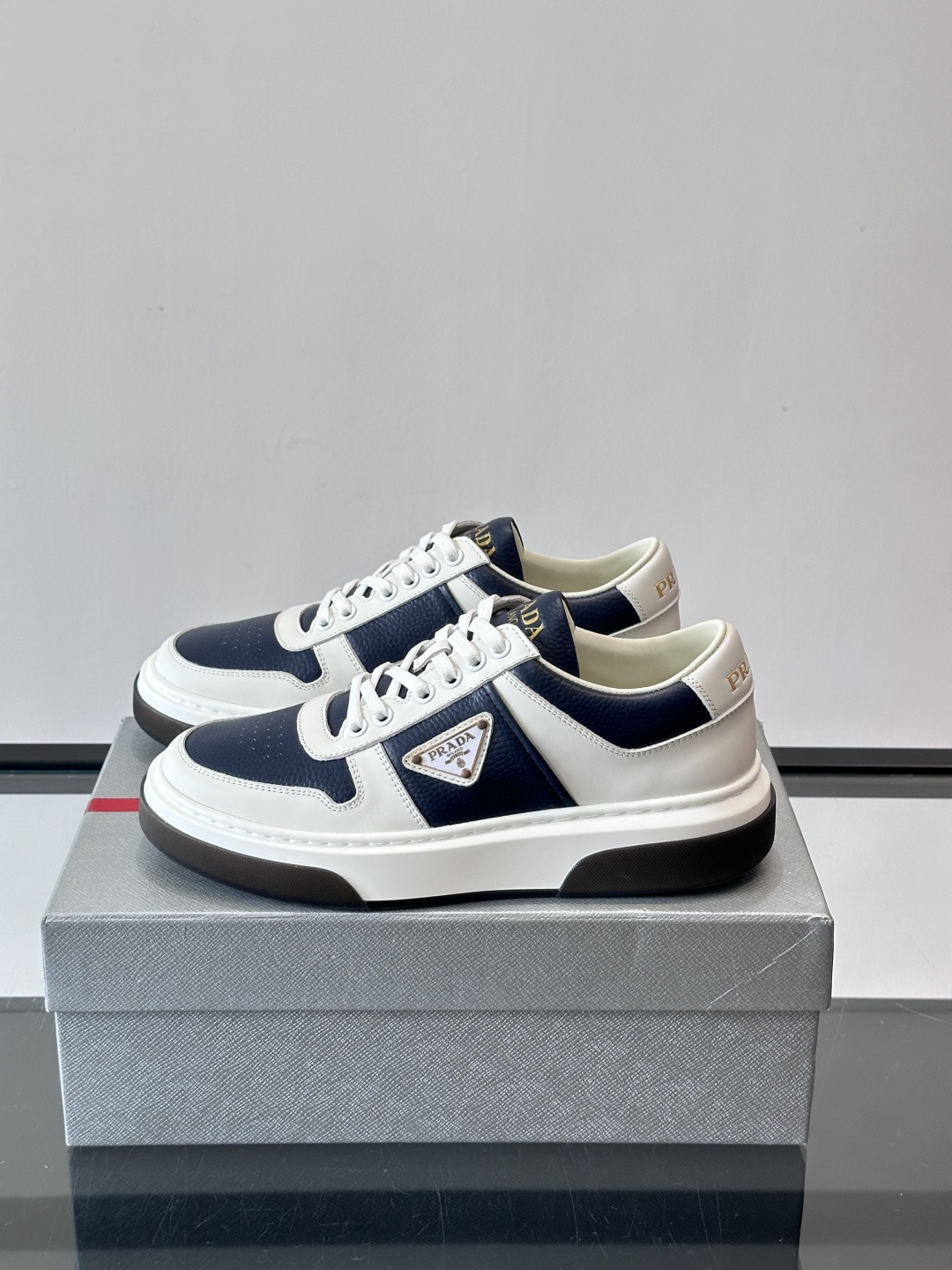 Prada这款真皮休闲鞋，选用优质皮革，质感细腻又耐用。厚底设计不仅增高，还很舒适，适合长时间穿着。鞋面