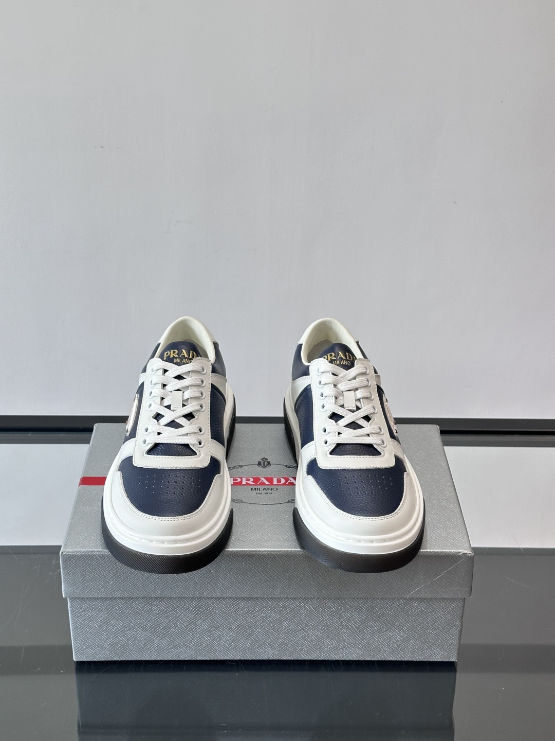 Prada这款真皮休闲鞋，选用优质皮革，质感细腻又耐用。厚底设计不仅增高，还很舒适，适合长时间穿着。鞋面