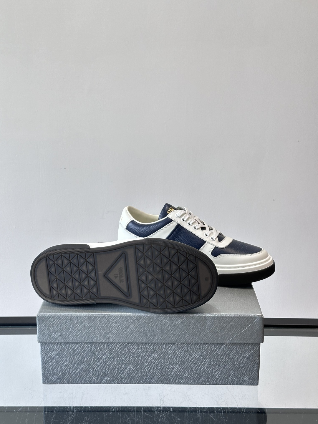 Prada这款真皮休闲鞋，选用优质皮革，质感细腻又耐用。厚底设计不仅增高，还很舒适，适合长时间穿着。鞋面