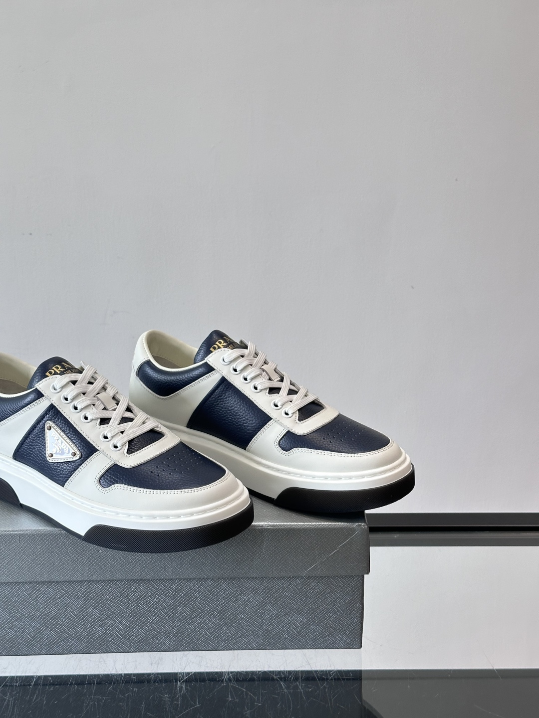 Prada这款真皮休闲鞋，选用优质皮革，质感细腻又耐用。厚底设计不仅增高，还很舒适，适合长时间穿着。鞋面