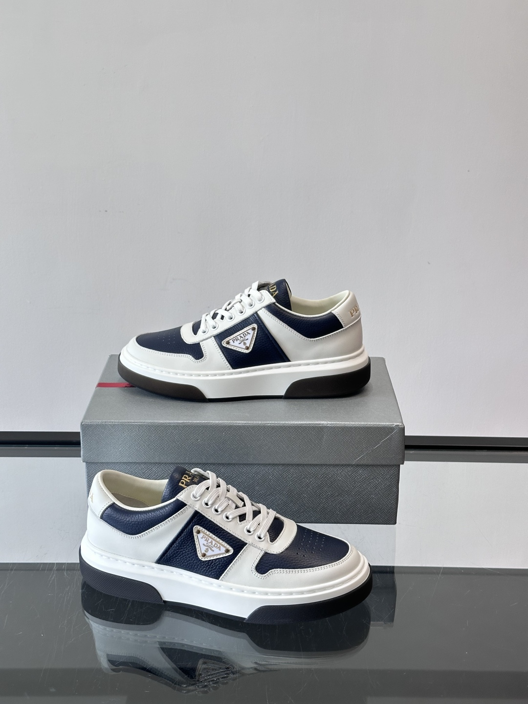 Prada这款真皮休闲鞋，选用优质皮革，质感细腻又耐用。厚底设计不仅增高，还很舒适，适合长时间穿着。鞋面