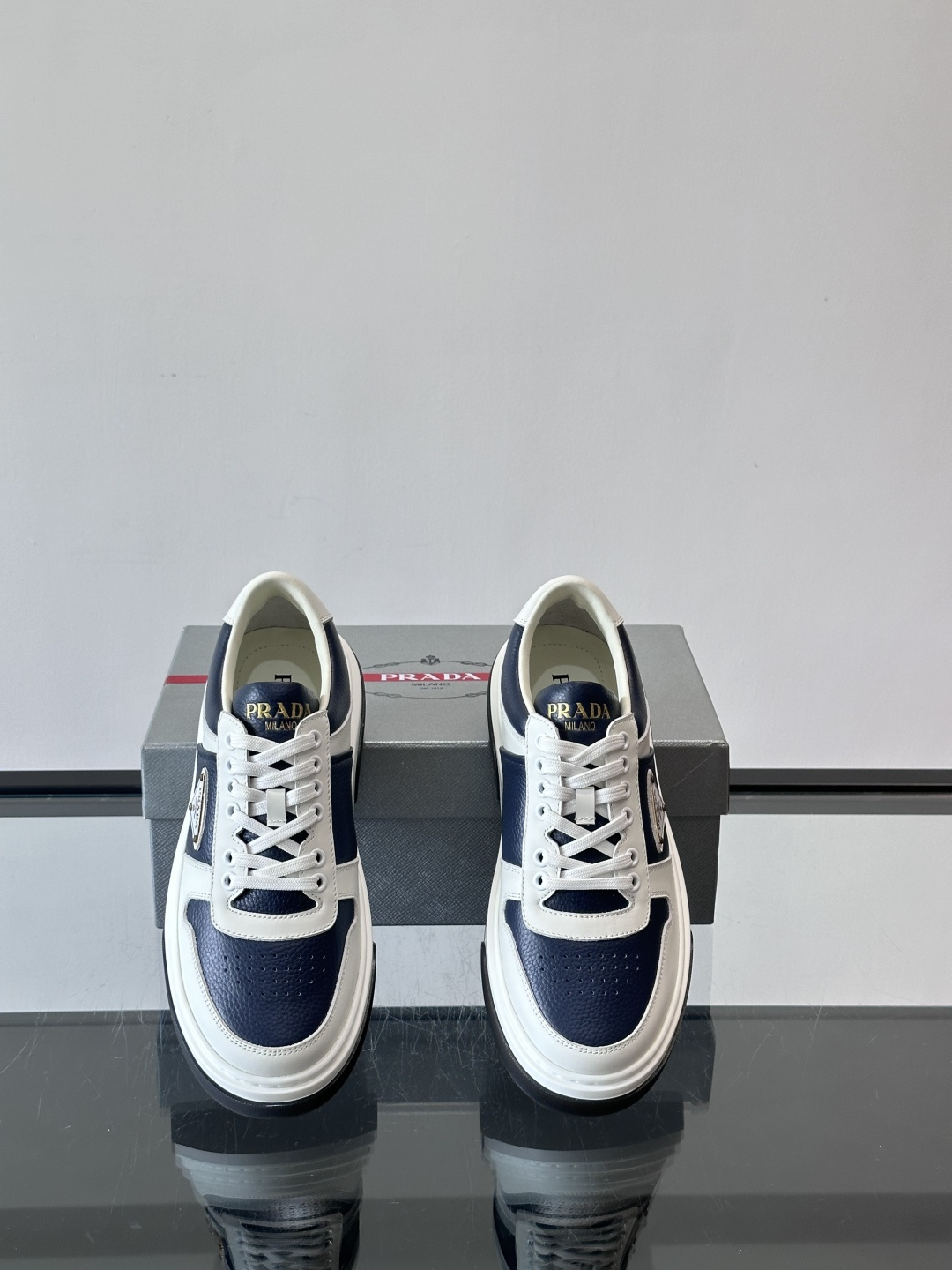 Prada这款真皮休闲鞋，选用优质皮革，质感细腻又耐用。厚底设计不仅增高，还很舒适，适合长时间穿着。鞋面