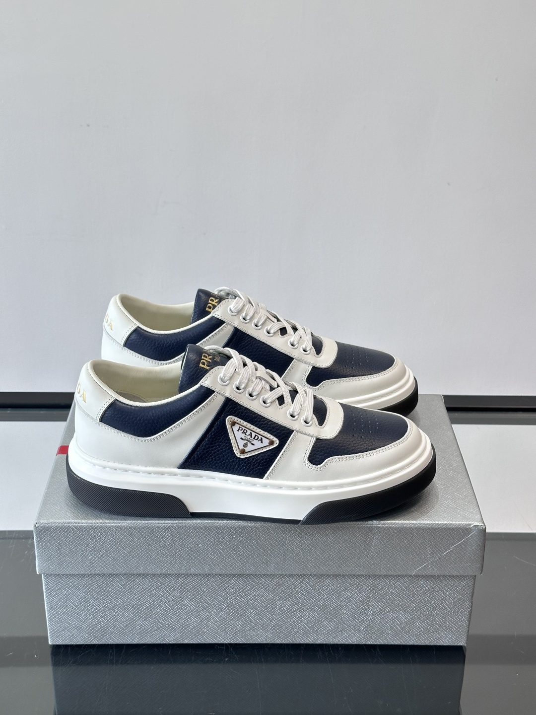 Prada这款真皮休闲鞋，选用优质皮革，质感细腻又耐用。厚底设计不仅增高，还很舒适，适合长时间穿着。鞋面