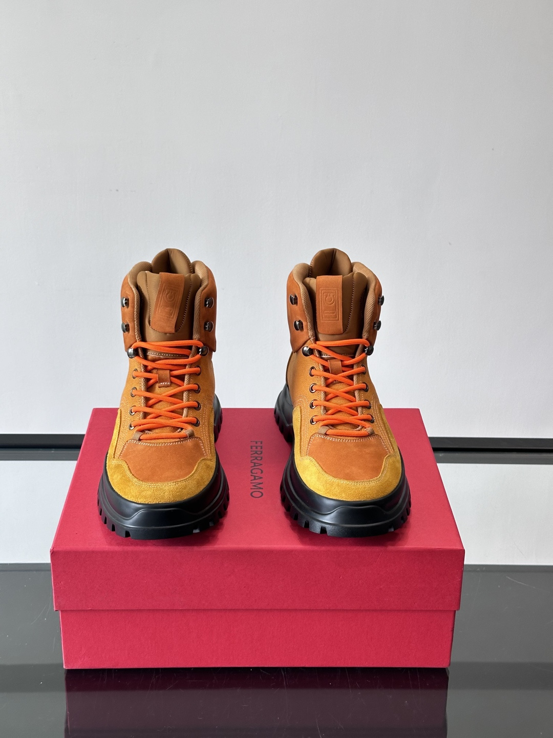 Ferragamo这款厚底系带短靴，麂皮+织物拼接，质感细腻又透气，黑色橡胶厚底耐磨抓地力强，户外日常都