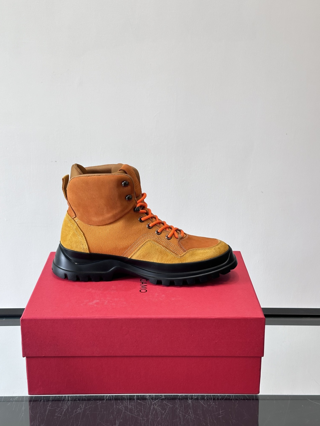 Ferragamo这款厚底系带短靴，麂皮+织物拼接，质感细腻又透气，黑色橡胶厚底耐磨抓地力强，户外日常都