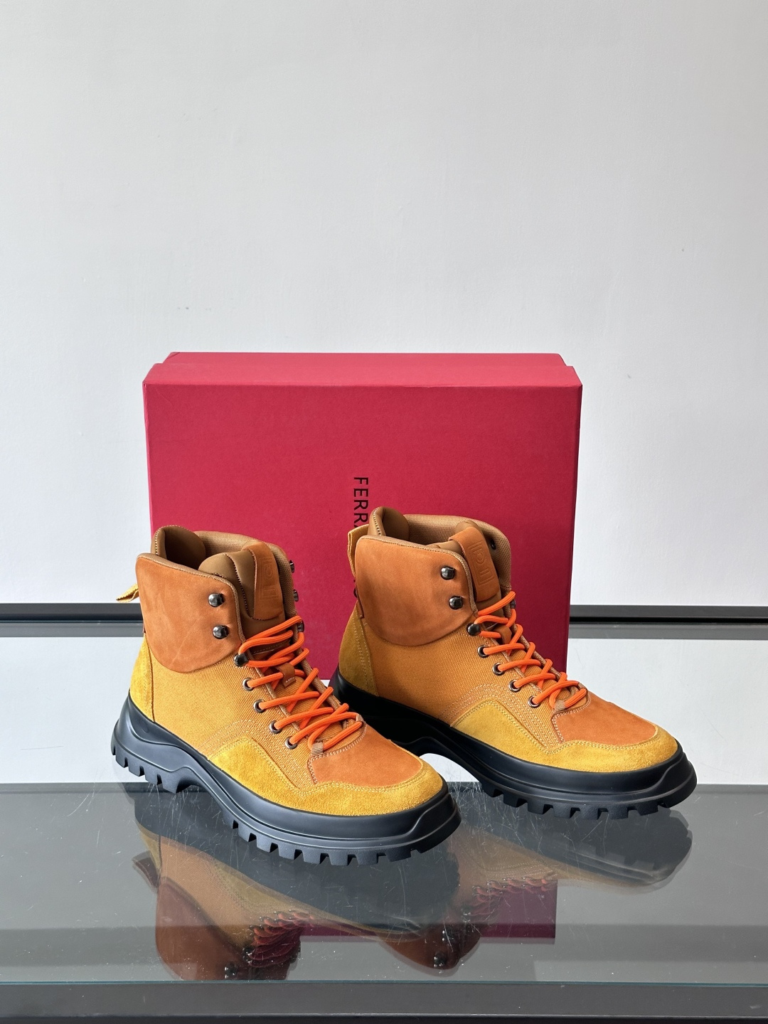 Ferragamo这款厚底系带短靴，麂皮+织物拼接，质感细腻又透气，黑色橡胶厚底耐磨抓地力强，户外日常都