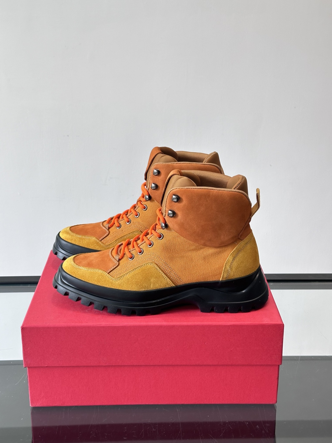 Ferragamo这款厚底系带短靴，麂皮+织物拼接，质感细腻又透气，黑色橡胶厚底耐磨抓地力强，户外日常都