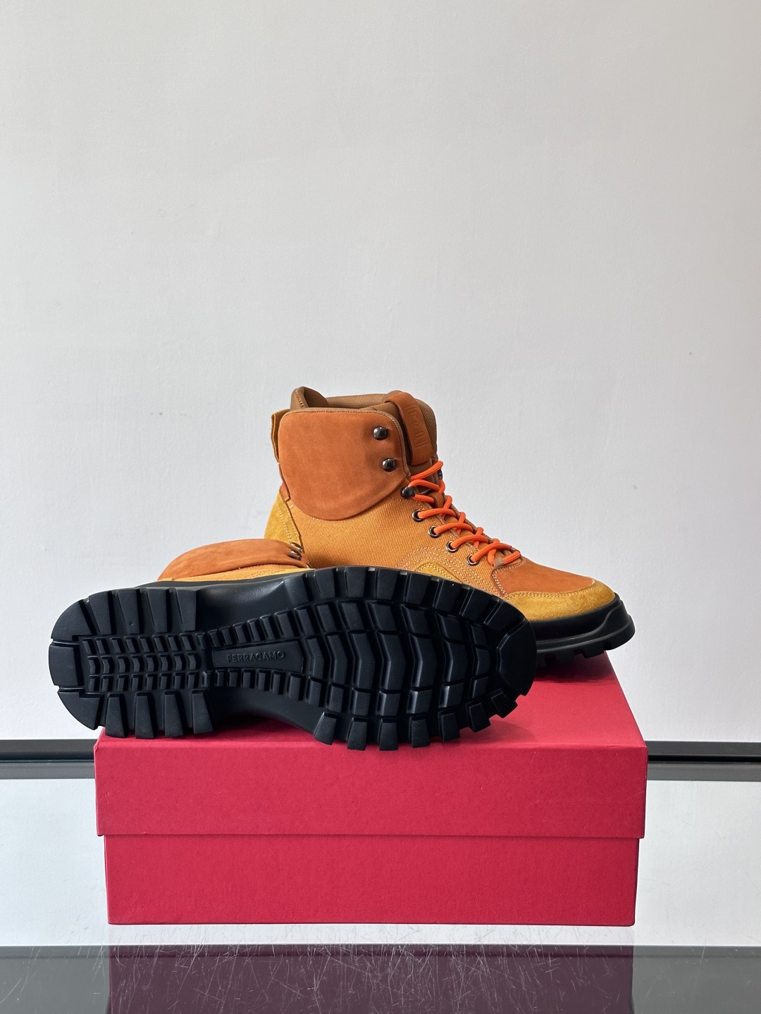 Ferragamo这款厚底系带短靴，麂皮+织物拼接，质感细腻又透气，黑色橡胶厚底耐磨抓地力强，户外日常都