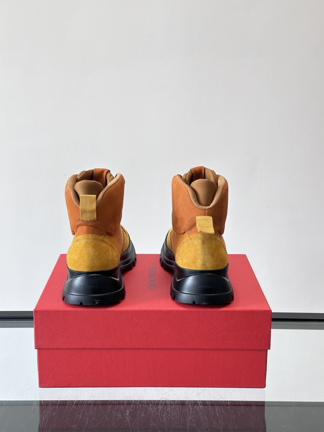 Ferragamo这款厚底系带短靴，麂皮+织物拼接，质感细腻又透气，黑色橡胶厚底耐磨抓地力强，户外日常都