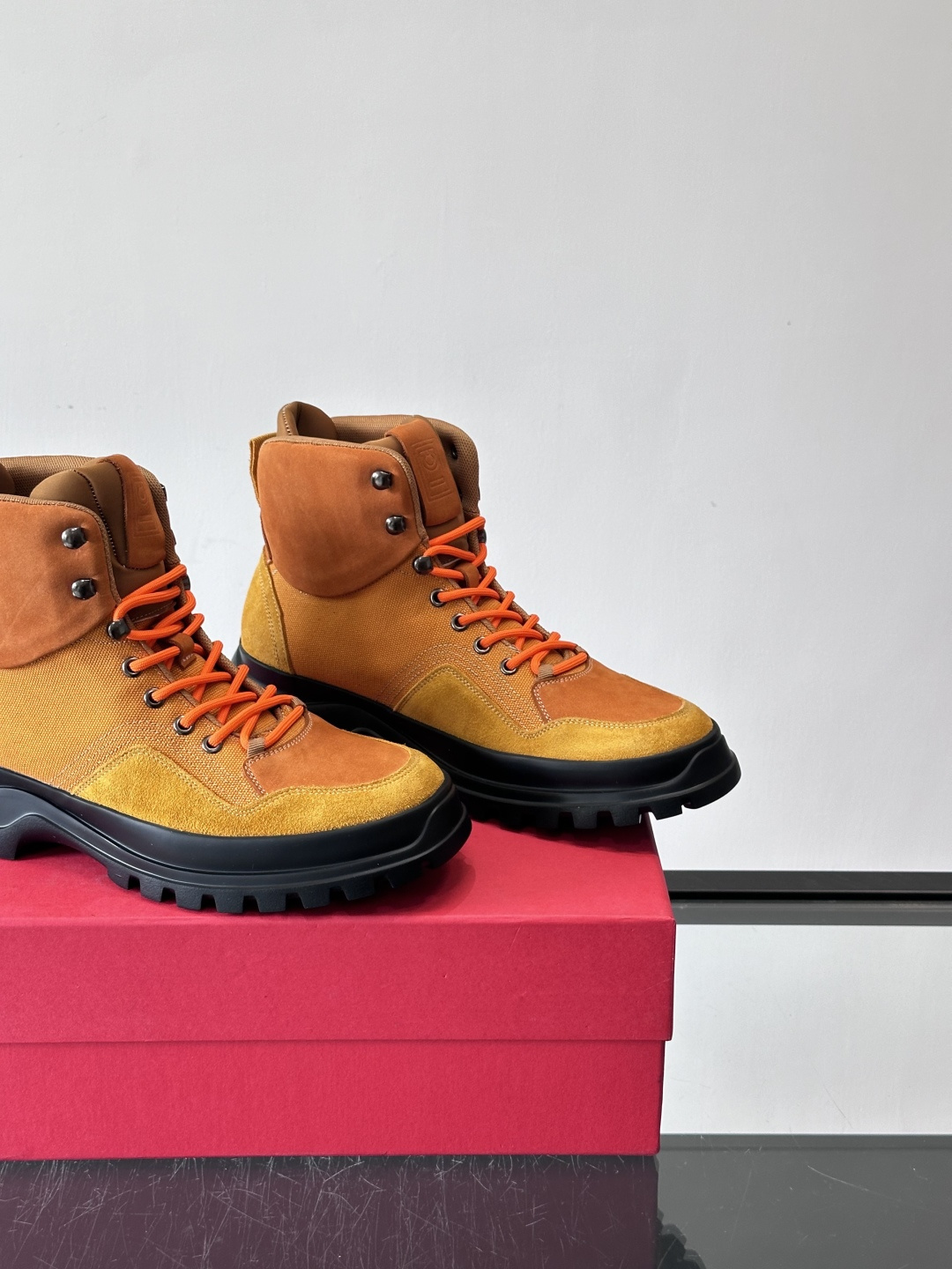 Ferragamo这款厚底系带短靴，麂皮+织物拼接，质感细腻又透气，黑色橡胶厚底耐磨抓地力强，户外日常都