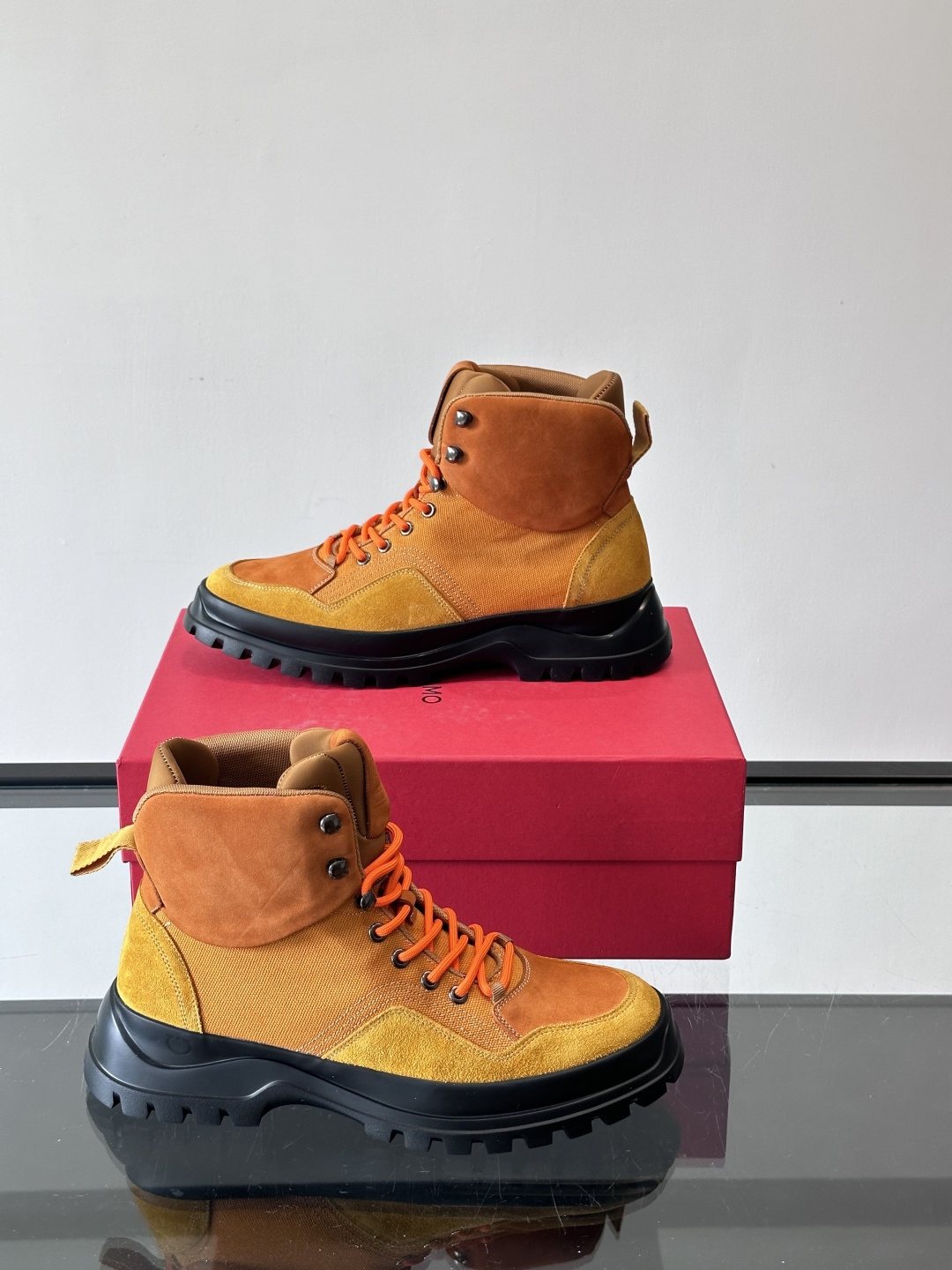 Ferragamo这款厚底系带短靴，麂皮+织物拼接，质感细腻又透气，黑色橡胶厚底耐磨抓地力强，户外日常都