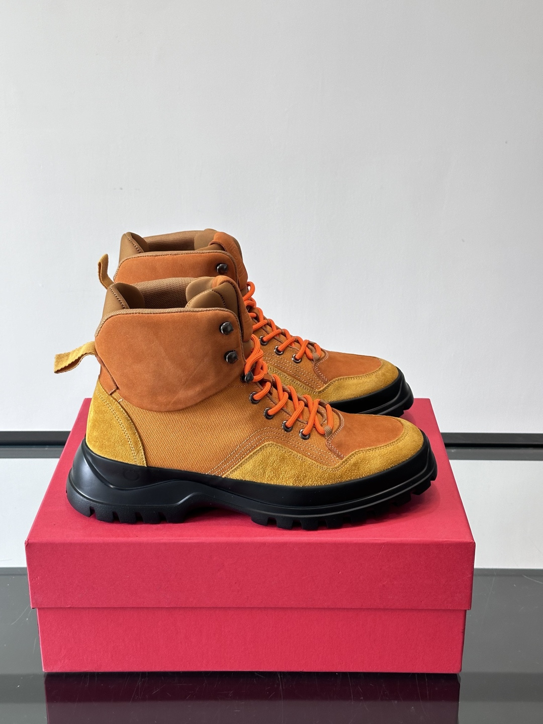 Ferragamo这款厚底系带短靴，麂皮+织物拼接，质感细腻又透气，黑色橡胶厚底耐磨抓地力强，户外日常都