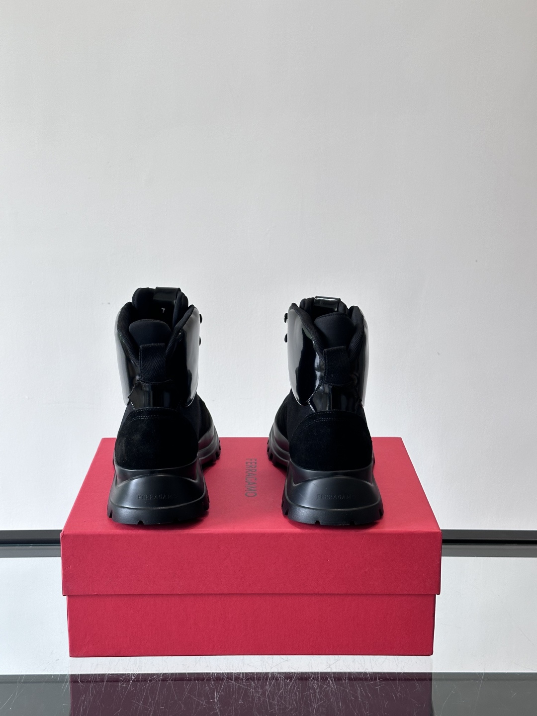 Ferragamo这款厚底系带短靴，麂皮+织物拼接，质感细腻又透气，黑色橡胶厚底耐磨抓地力强，户外日常都