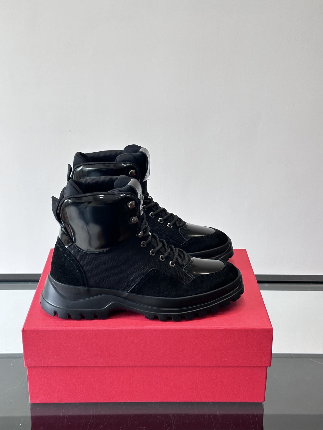 Ferragamo这款厚底系带短靴，麂皮+织物拼接，质感细腻又透气，黑色橡胶厚底耐磨抓地力强，户外日常都