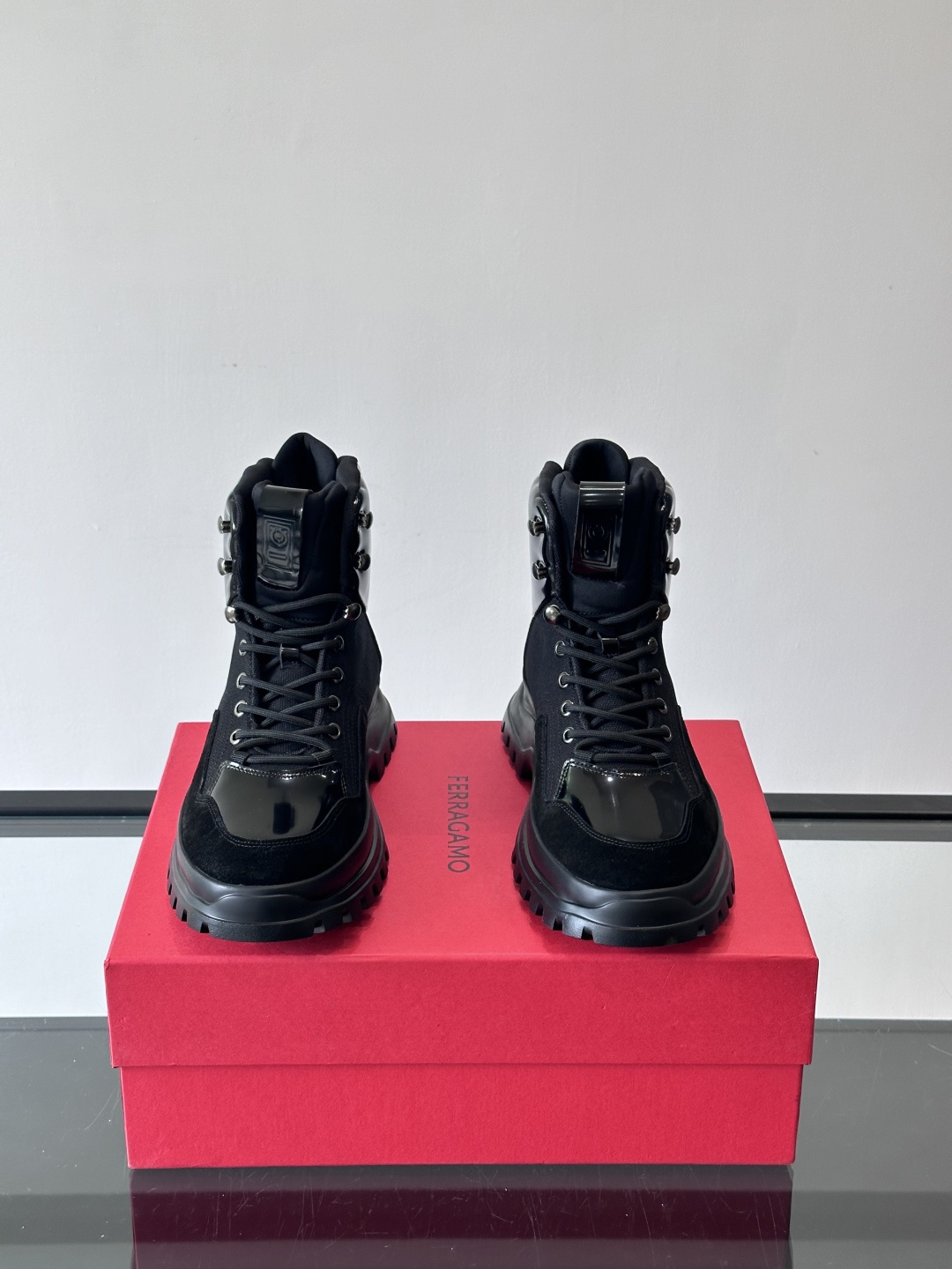 Ferragamo这款厚底系带短靴，麂皮+织物拼接，质感细腻又透气，黑色橡胶厚底耐磨抓地力强，户外日常都