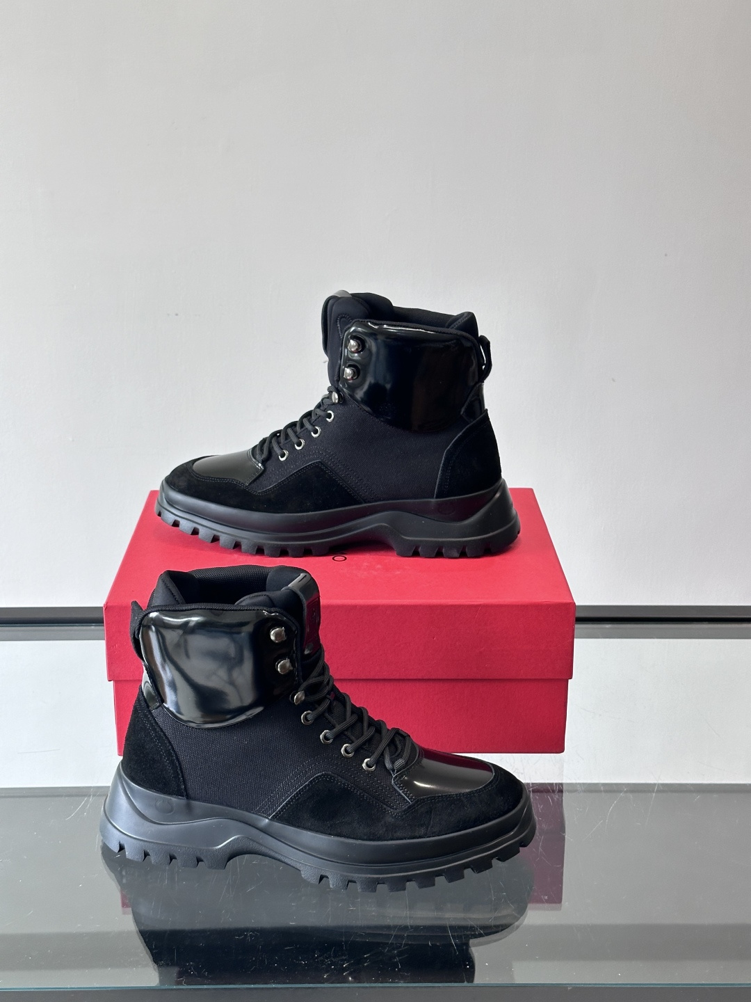 Ferragamo这款厚底系带短靴，麂皮+织物拼接，质感细腻又透气，黑色橡胶厚底耐磨抓地力强，户外日常都