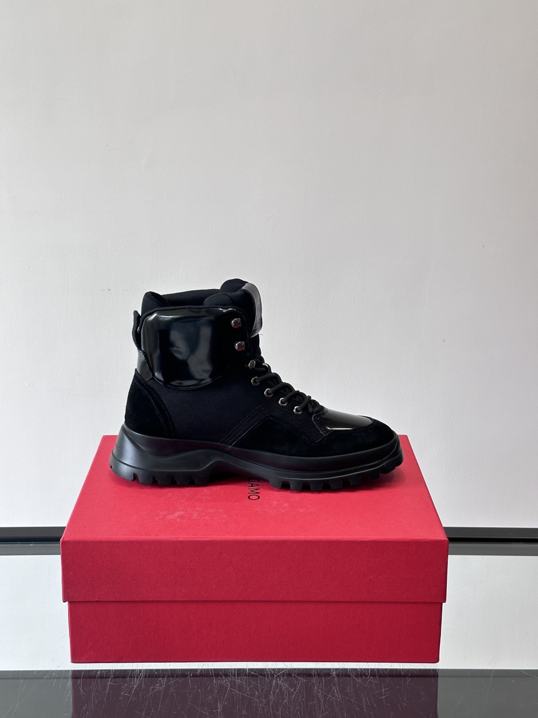 Ferragamo这款厚底系带短靴，麂皮+织物拼接，质感细腻又透气，黑色橡胶厚底耐磨抓地力强，户外日常都