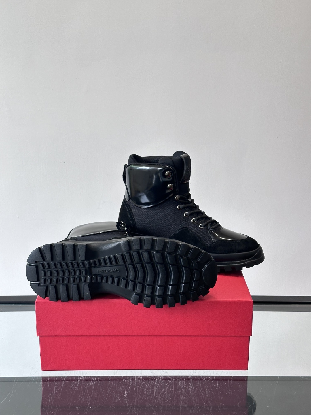 Ferragamo这款厚底系带短靴，麂皮+织物拼接，质感细腻又透气，黑色橡胶厚底耐磨抓地力强，户外日常都