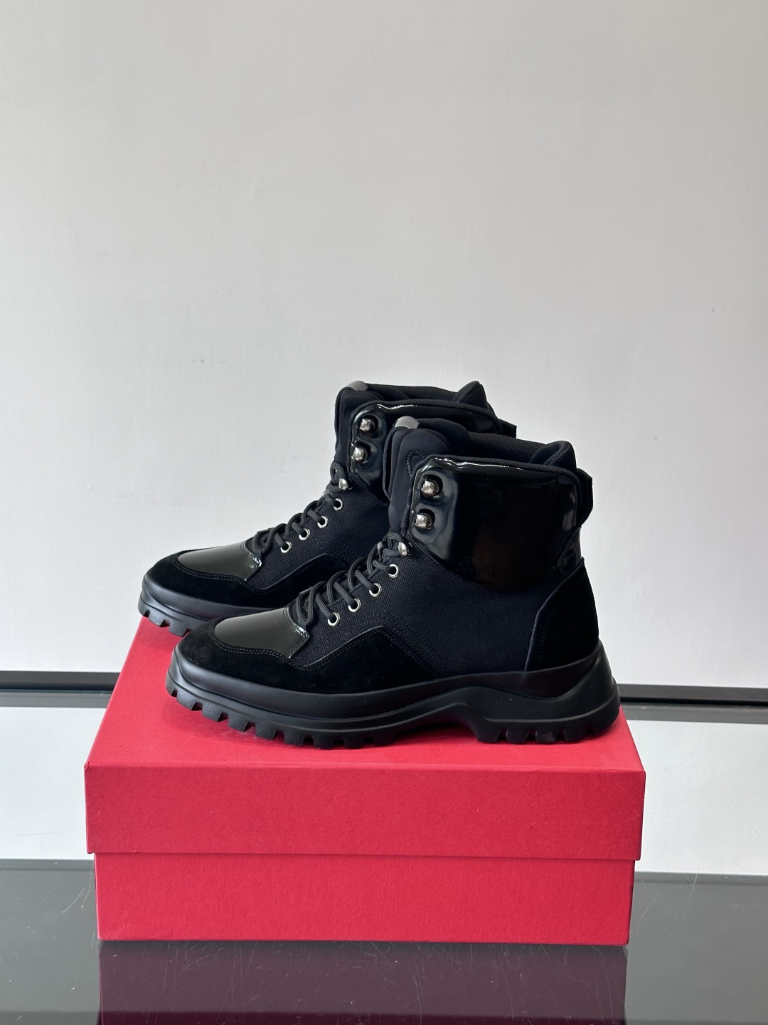 Ferragamo这款厚底系带短靴，麂皮+织物拼接，质感细腻又透气，黑色橡胶厚底耐磨抓地力强，户外日常都