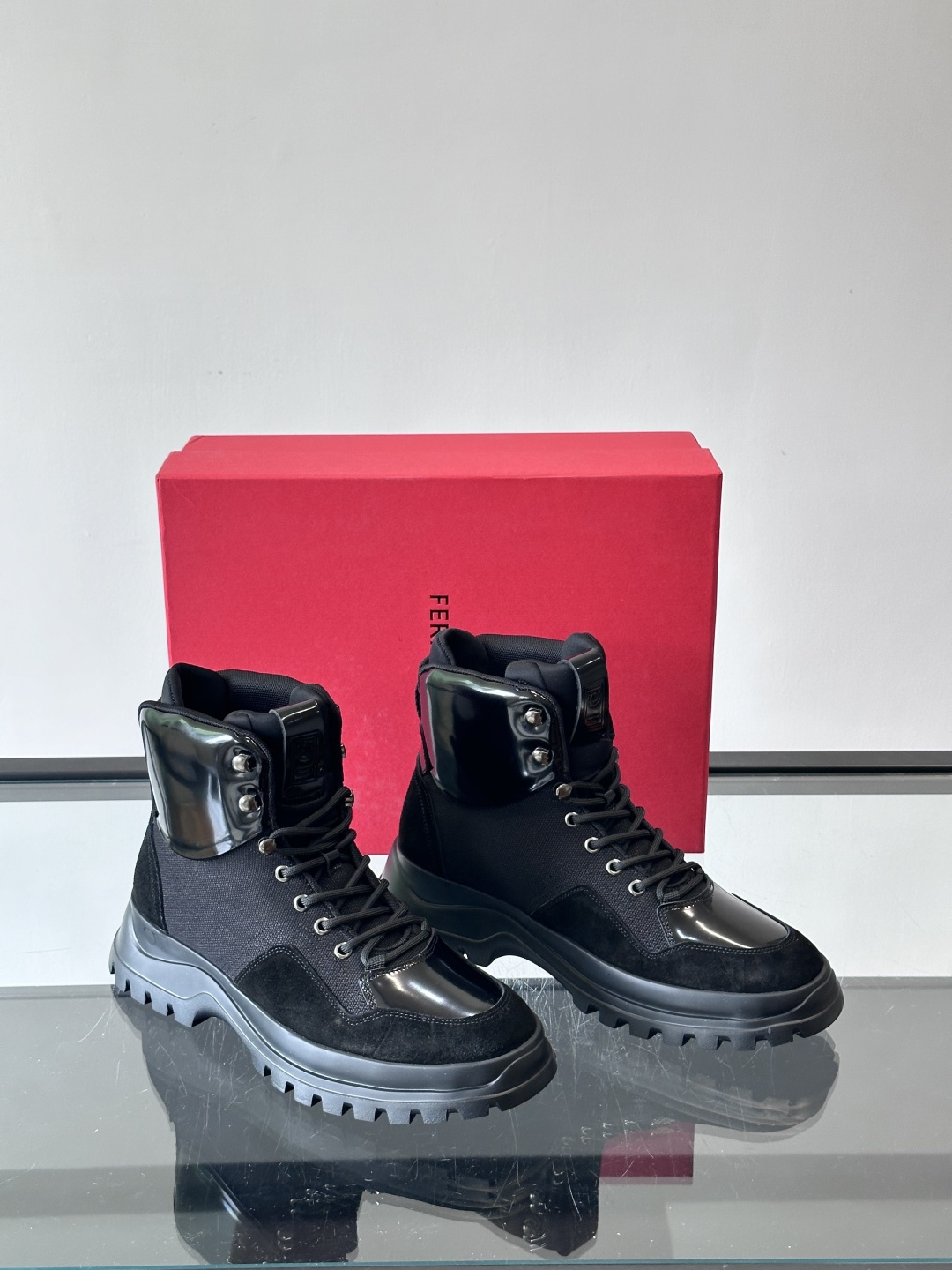 Ferragamo这款厚底系带短靴，麂皮+织物拼接，质感细腻又透气，黑色橡胶厚底耐磨抓地力强，户外日常都