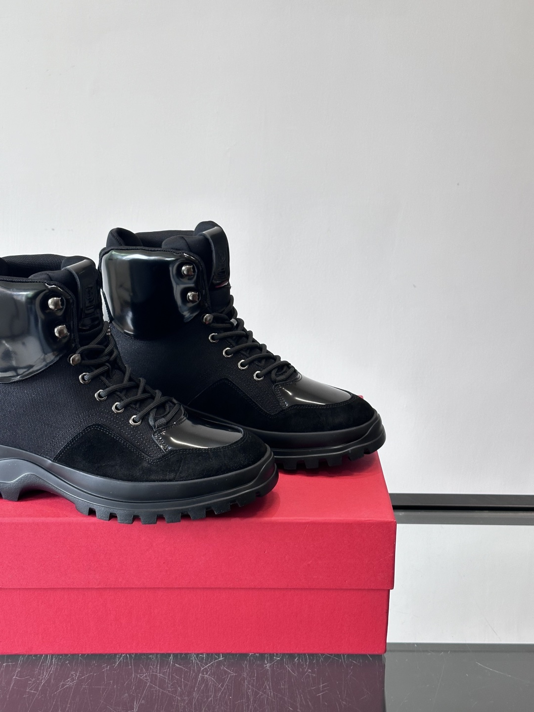 Ferragamo这款厚底系带短靴，麂皮+织物拼接，质感细腻又透气，黑色橡胶厚底耐磨抓地力强，户外日常都