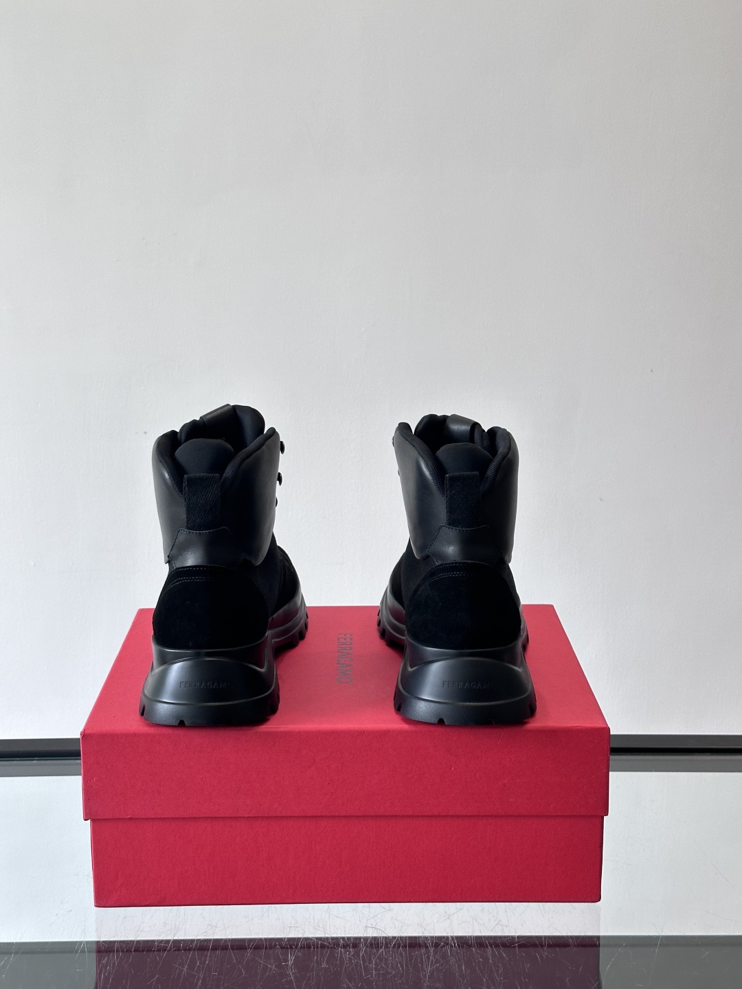Ferragamo这款厚底系带短靴，麂皮+织物拼接，质感细腻又透气，黑色橡胶厚底耐磨抓地力强，户外日常都